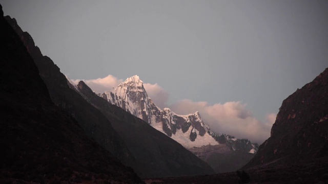 在秘鲁安第斯山脉的国家公园Huascarán圣克鲁斯的日落时间流逝视频素材