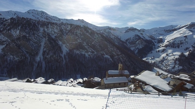 POV高山滑雪者谁从山上骑，滑雪胜地在冬天在法国阿尔卑斯山视频素材