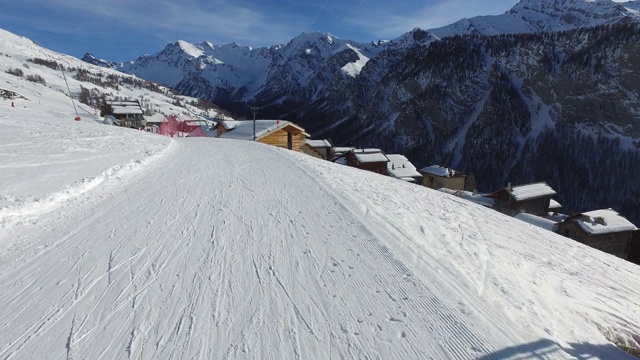 POV高山滑雪者谁从山上骑，滑雪胜地在冬天在法国阿尔卑斯山视频素材