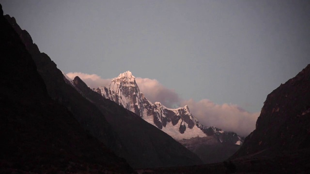 在秘鲁安第斯山脉的国家公园Huascarán圣克鲁斯的日落时间流逝视频素材