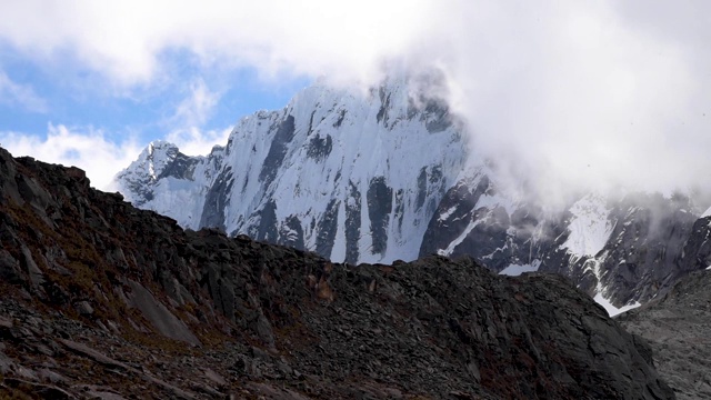 Punta Union Pass on Santa Cruz Trek在Huascarán国家公园在安第斯山脉秘鲁视频素材