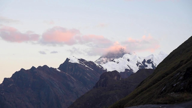 在秘鲁安第斯山脉的国家公园Huascarán圣克鲁斯的日落时间流逝视频素材