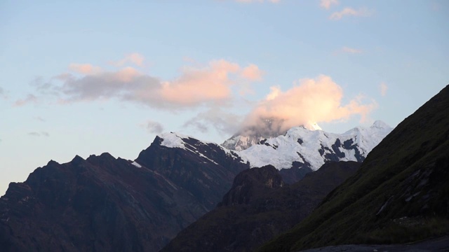 在秘鲁安第斯山脉的国家公园Huascarán圣克鲁斯的日落时间流逝视频素材