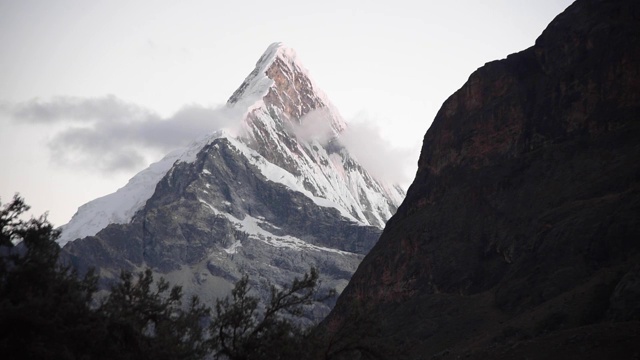 Artesonraju的日落时间流逝在圣克鲁兹在Huascarán国家公园在安第斯山脉的秘鲁视频素材