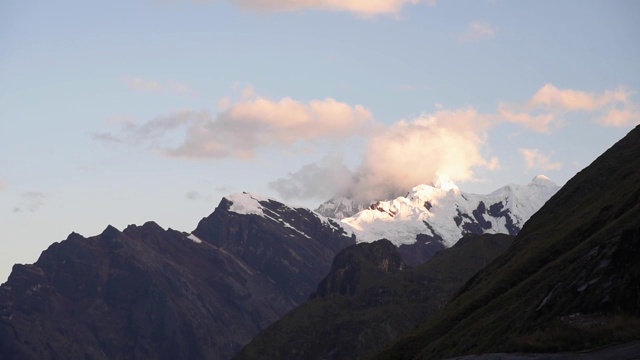 在秘鲁安第斯山脉的国家公园Huascarán圣克鲁斯的日落时间流逝视频素材