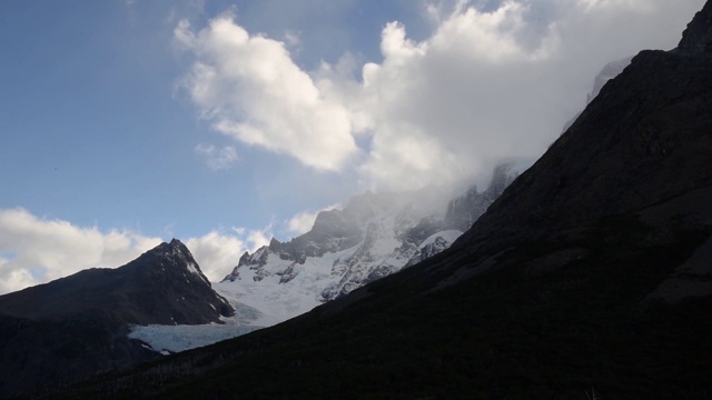 在智利巴塔哥尼亚地区的Torres del Paine国家公园徒步旅行时，云峰的时间流逝视频素材