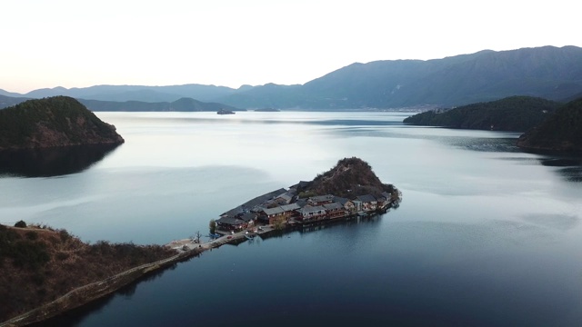 中国泸沽湖里格岛日出时的高空鸟瞰图视频素材