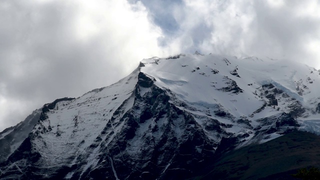 在智利巴塔哥尼亚地区的Torres del Paine国家公园徒步旅行时，云峰的时间流逝视频素材