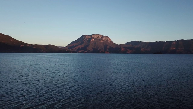 高空鸟瞰中国泸沽湖日出全景视频素材