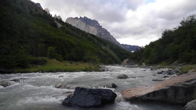 在智利巴塔哥尼亚地区的Torres del Paine国家公园徒步旅行时，智利的一条河视频素材