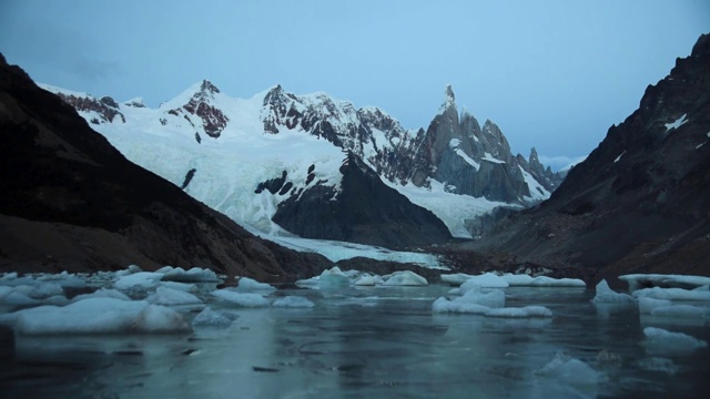 在阿根廷巴塔哥尼亚地区的安第斯山脉的Los Glaciares国家公园的Cerro Torre的日出时间流逝视频素材