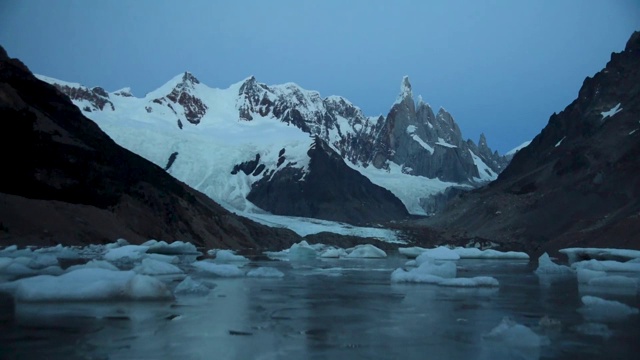 在阿根廷巴塔哥尼亚地区的安第斯山脉的Los Glaciares国家公园的Cerro Torre的日出时间流逝视频素材