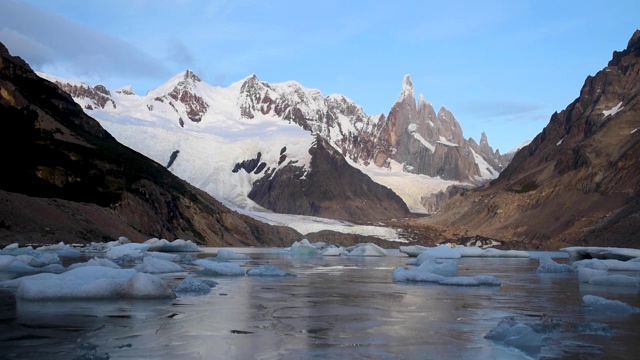 在阿根廷巴塔哥尼亚地区的安第斯山脉的Los Glaciares国家公园的Cerro Torre的日出时间流逝视频素材