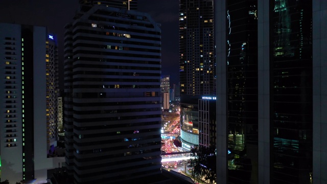 夜间照明吉隆坡市区交通街道航拍全景4k马来西亚视频素材