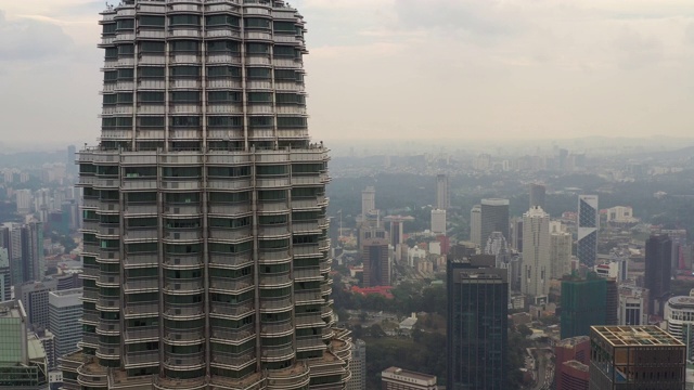 吉隆坡城市景观白天时间市中心著名的塔空中前全景4k马来西亚视频素材