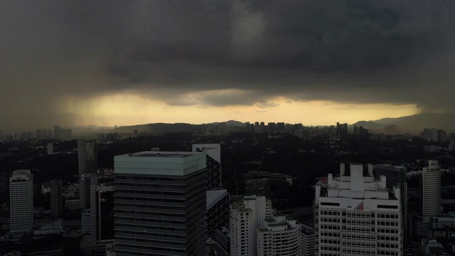 日落时间风暴天空吉隆坡城市航拍4k马来西亚视频素材