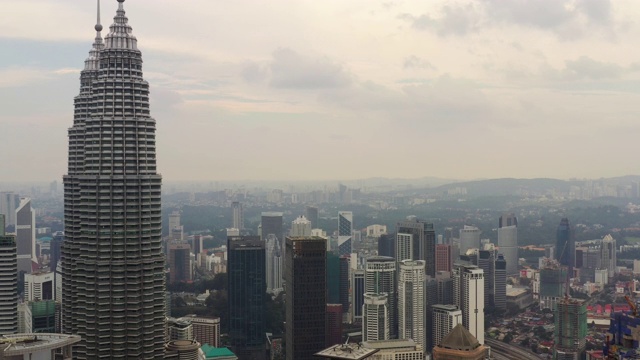 吉隆坡白天时间市中心著名的塔城市景观空中全景4k马来西亚视频素材