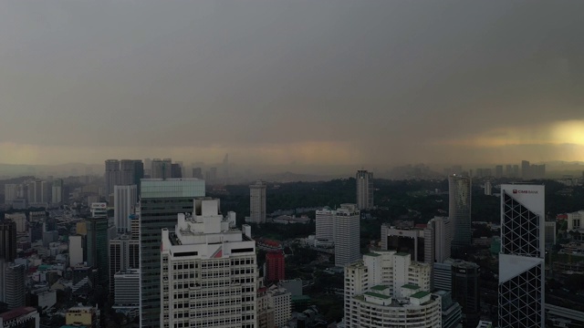 日落时间暴雨天空吉隆坡城市景观航空全景4k马来西亚视频素材