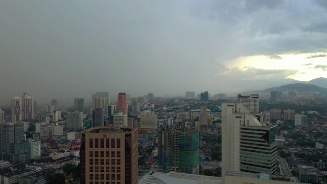 日落时间暴雨天空吉隆坡城市景观航空全景4k马来西亚视频素材