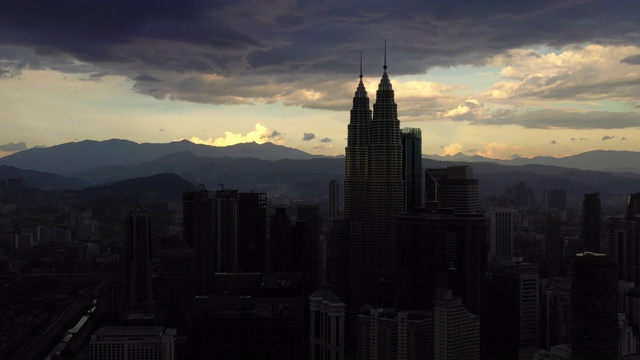 日落时间风暴天空吉隆坡市区航拍4k马来西亚视频素材