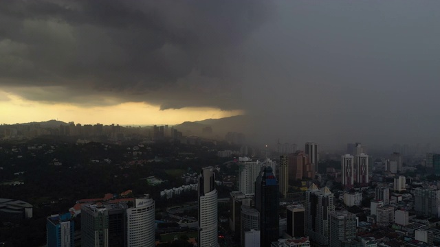 日落时间暴雨天空吉隆坡城市景观航空全景4k马来西亚视频素材
