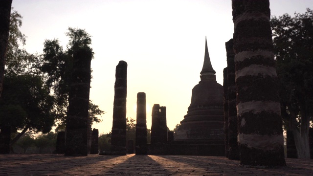 傍晚的背光在泰国素可泰时期的古泰国寺庙建筑切地视频下载