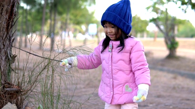 可爱的亚洲小女孩的肖像穿冬天的衣服视频素材