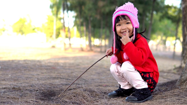 可爱的亚洲小女孩的肖像穿冬天的衣服视频素材