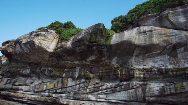 邦迪海滩的悬崖岩石和水流视频素材