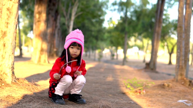 可爱的亚洲小女孩的肖像穿冬天的衣服视频素材