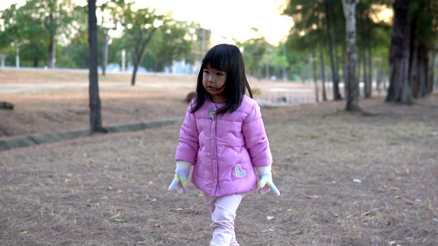 可爱的亚洲小女孩的肖像穿冬天的衣服视频素材