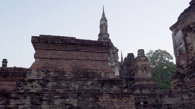 素可泰时期的古泰国寺庙傍晚，泰国素可泰省视频下载