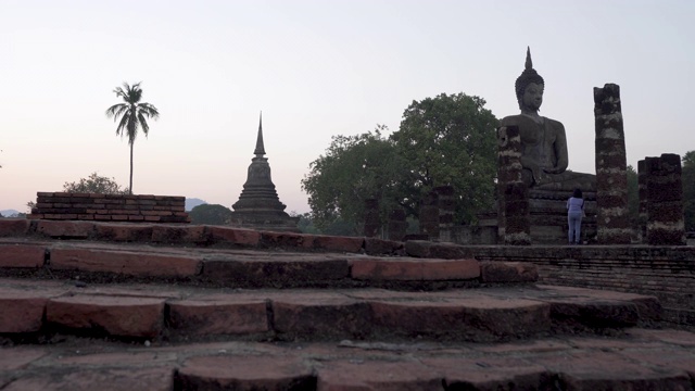 素可泰时期的古泰国寺庙傍晚，泰国素可泰省视频下载