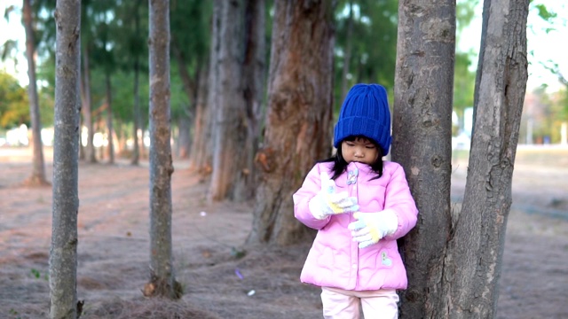 可爱的亚洲小女孩的肖像穿冬天的衣服视频素材