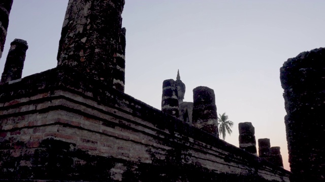 素可泰时期的古泰国寺庙傍晚，泰国素可泰省视频素材