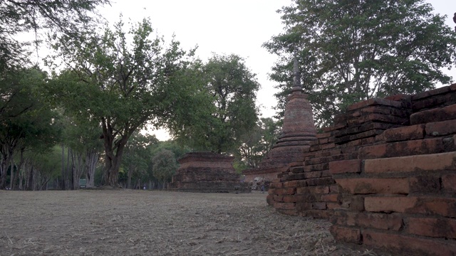 素可泰时期的古泰国寺庙傍晚，泰国素可泰省视频下载