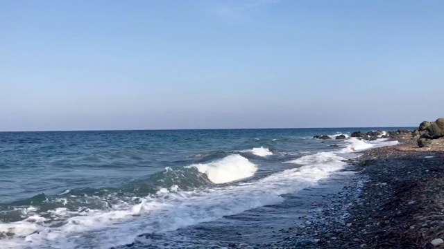 海浪冲击着多岩石的海岸视频素材