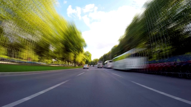 在夏天，汽车在城市的道路上行驶。莫斯科,俄罗斯视频素材