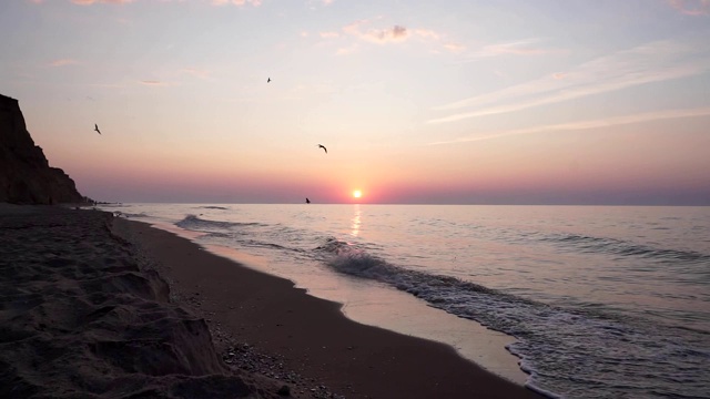 日出时俯瞰大海。美丽的海上风景。视频素材