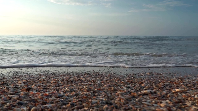 日出时俯瞰大海。美丽的海上风景。视频素材