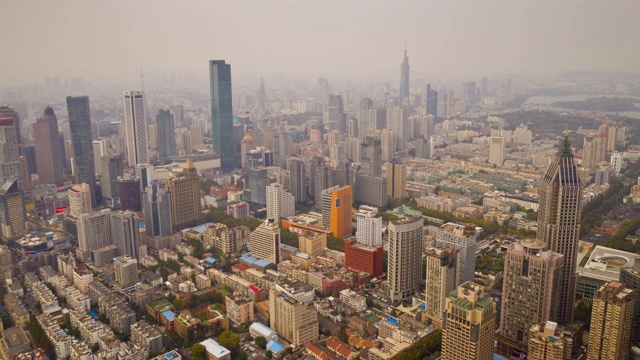 飞越南京市中心阳光灿烂的日落市中心的空中延时全景4k中国视频素材