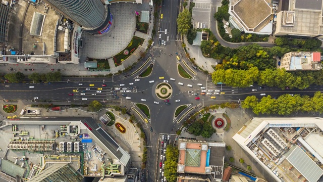 晚上时间南京市区交通街道十字路口圈空中俯仰延时全景4k中国视频素材