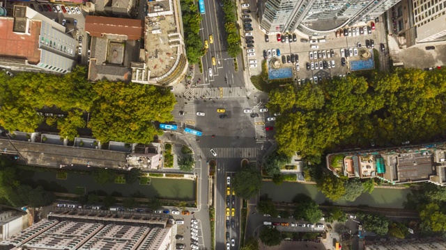 南京市中心晴天交通街道十字路口空中俯仰延时全景4k中国视频素材