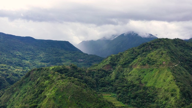 菲律宾吕宋岛的科迪勒拉山脉鸟瞰图。云遮住了山顶视频素材