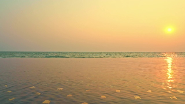 美丽的户外游泳池在酒店度假近海边海边旅游度假视频素材