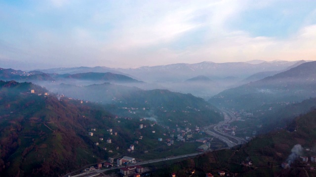 山脉和多云的天空(无人机和hyperlapse)视频素材