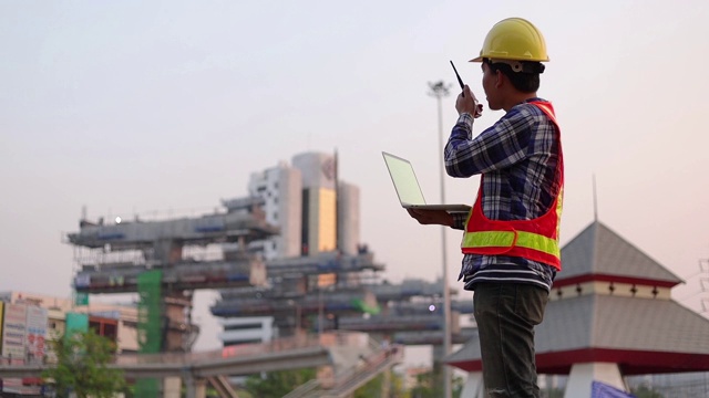 工程部门正在对高速电气化列车建设项目进行检查。、工程概念视频下载