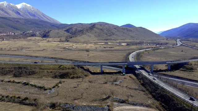 意大利中部山区公路十字路口的鸟瞰图视频素材