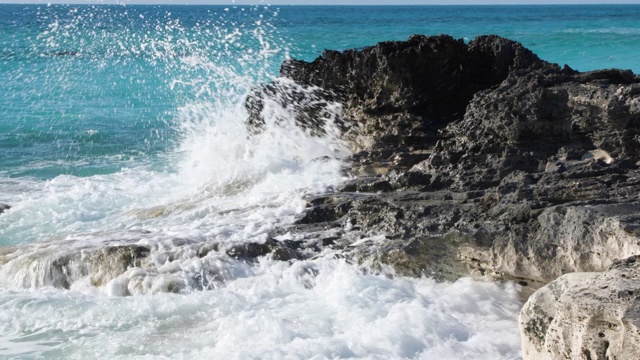 海浪撞击岩石视频素材