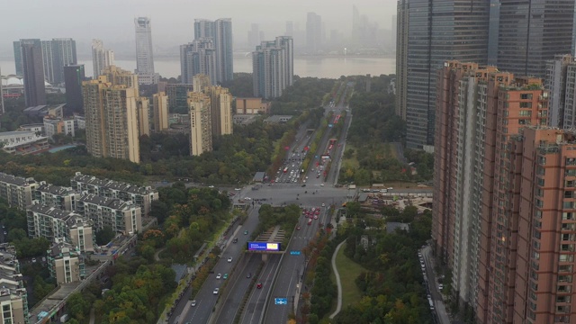 夜间飞行飞越杭州市中心交通街道，江边航拍4k中国全景图视频素材